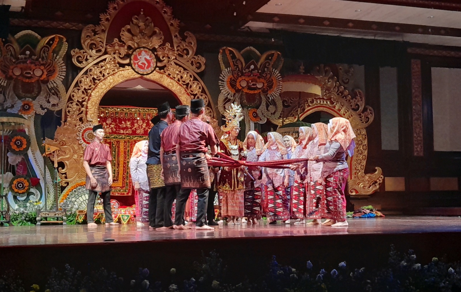 Penampilan Sanggar Seni Bumi Sekala Lampung Pada Pesta Kesenian Bali ke 46.