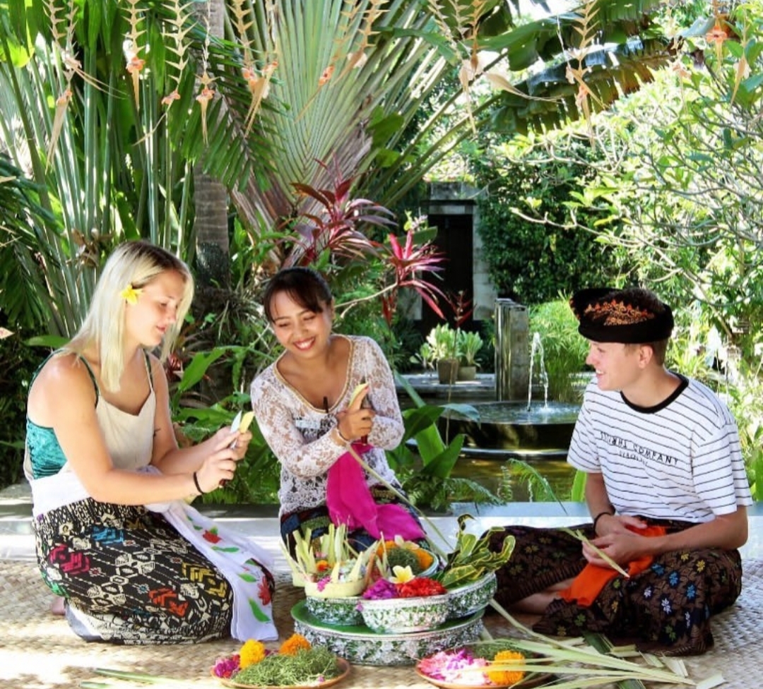 Wisatawan merasakan pengalaman budaya Bali autentik saat menginap di Tonys Villa and Resort Seminyak.