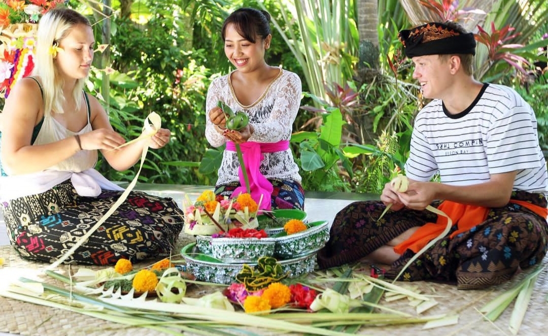 Wisatawan merasakan pengalaman budaya Bali autentik saat menginap di Tonys Villa and Resort Seminyak.