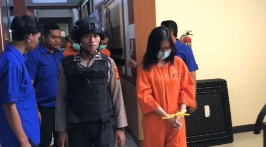 Tersangka GA,32 seorang ibu rumah tangga asal Desa Mengwitani saat digiring ke Mapolres Tabanan.