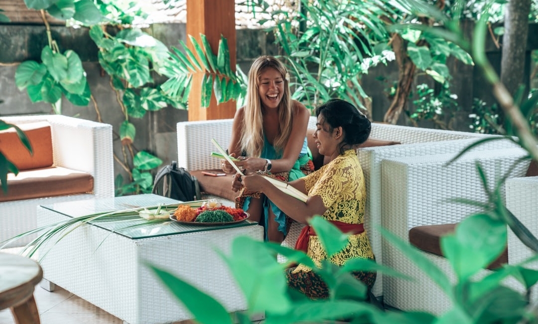 Wisatawan merasakan pengalaman budaya Bali autentik saat menginap di Tonys Villa and Resort Seminyak.