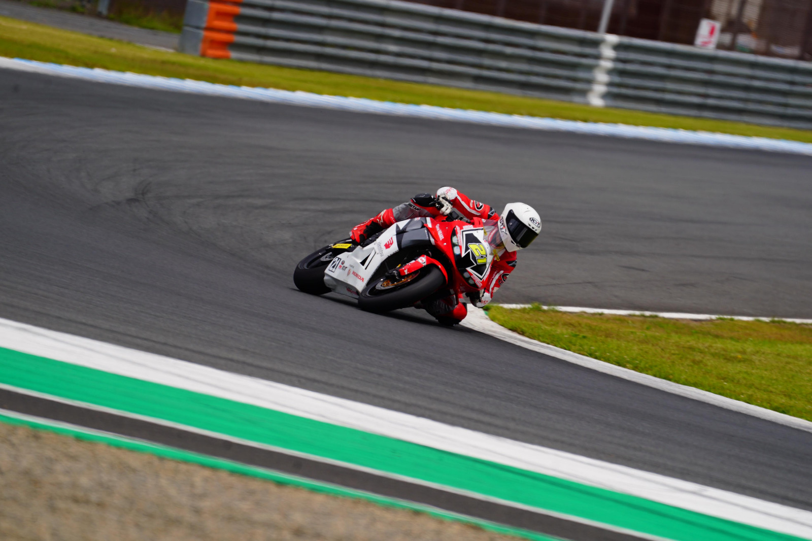 Aksi pembalab AHRT M. Kiandra Ramadhipa dalam event ARRC 2024di Sirkuit Montegi Jepang.