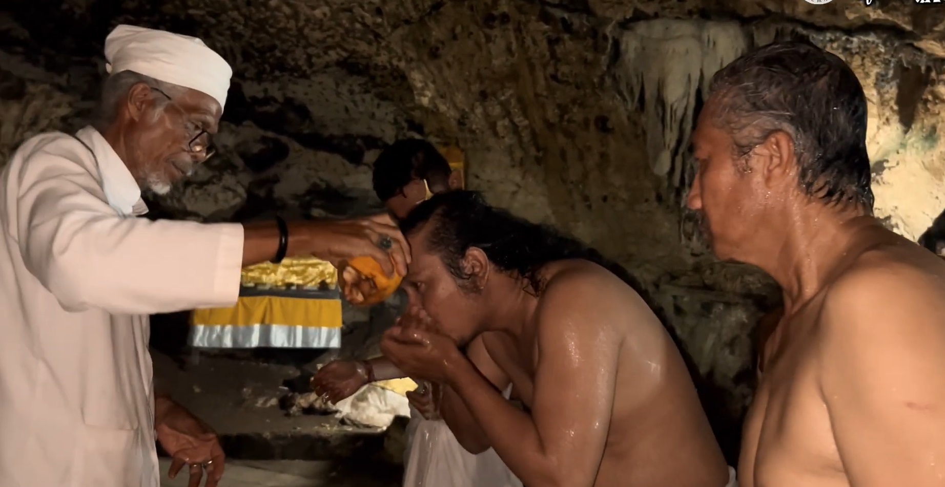 Prosesi melukat dengan srana bungkak di Pura Dalem Batu Pageh Unggasan.