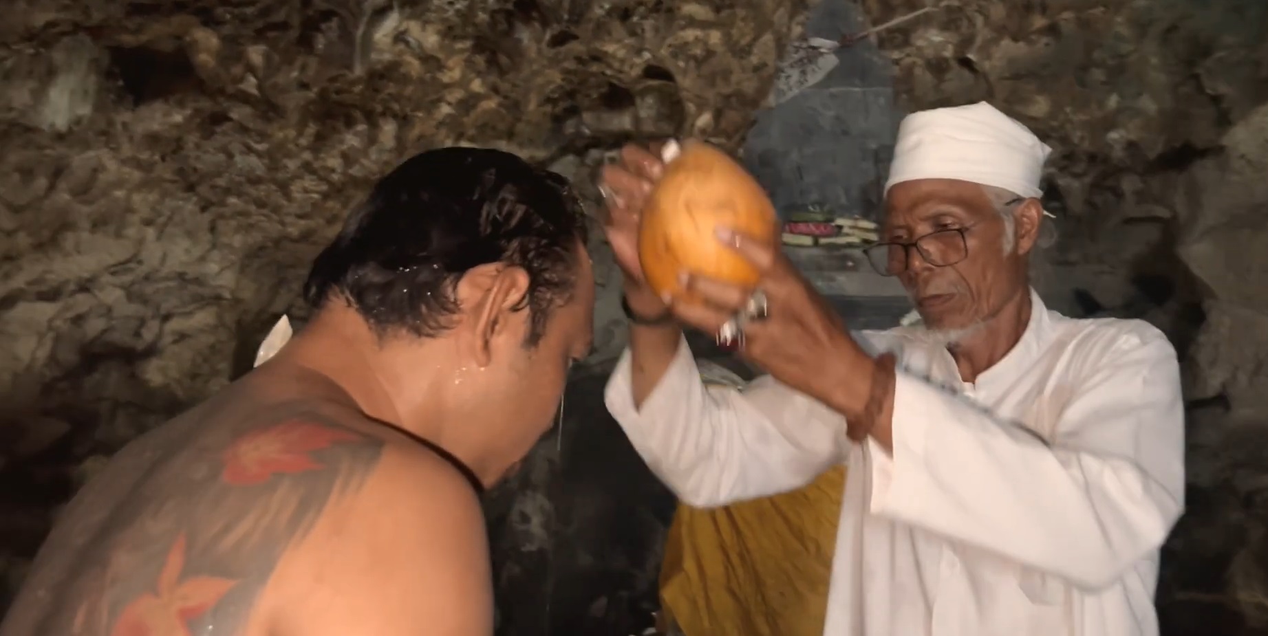 Prosesi melukat dengan srana bungkak di Pura Dalem Batu Pageh Unggasan.