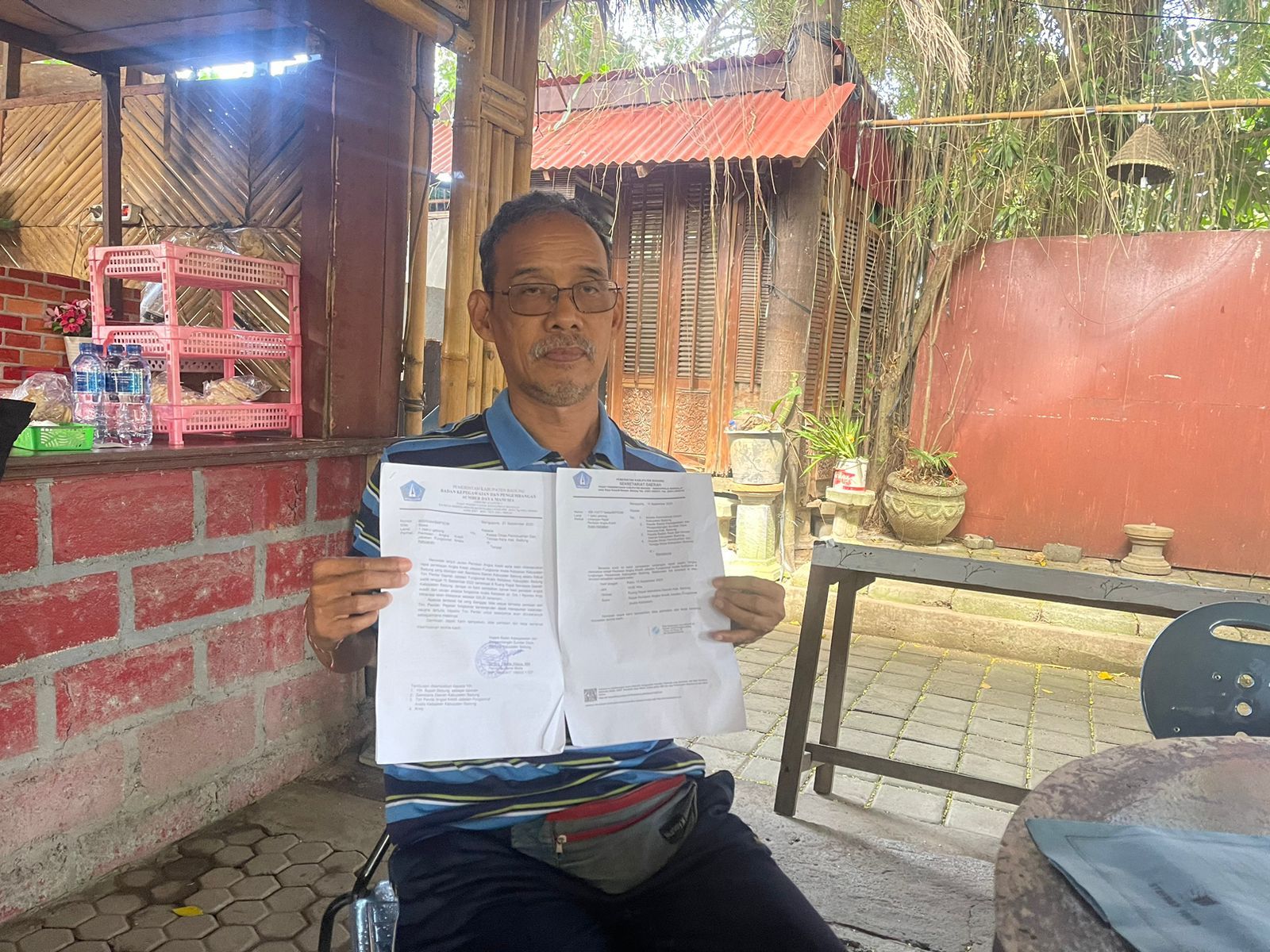 Arya Wiranata menunjukkan gugatan terhadap BKPSDM Badung ke PTUN saat jumpa pers di Denpasar.