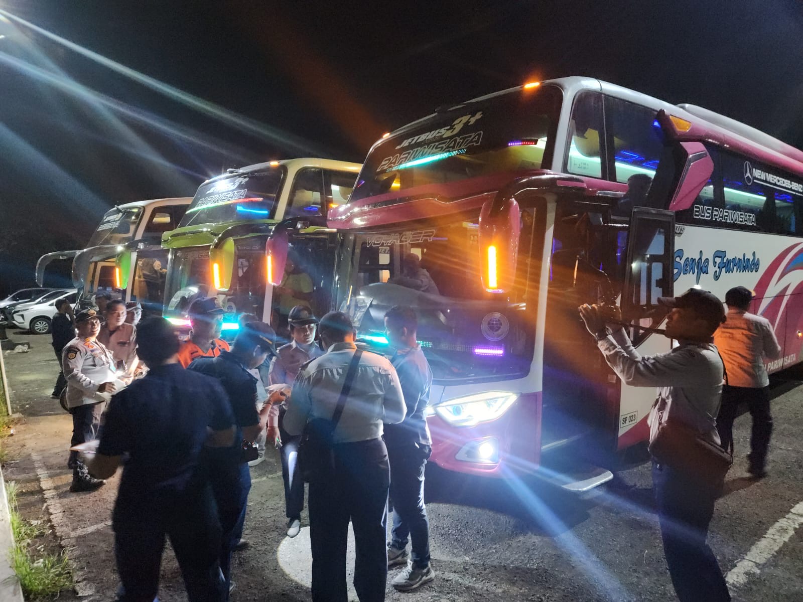 Petugas gabungan dari BPTD Kelas II Bali, Polres Jembrana dan Dinas Perhubungan Jembrana saat melakukan raziankendaraan di Terminal Tipe C Gilimanuk, Selasa (25/6/2024).