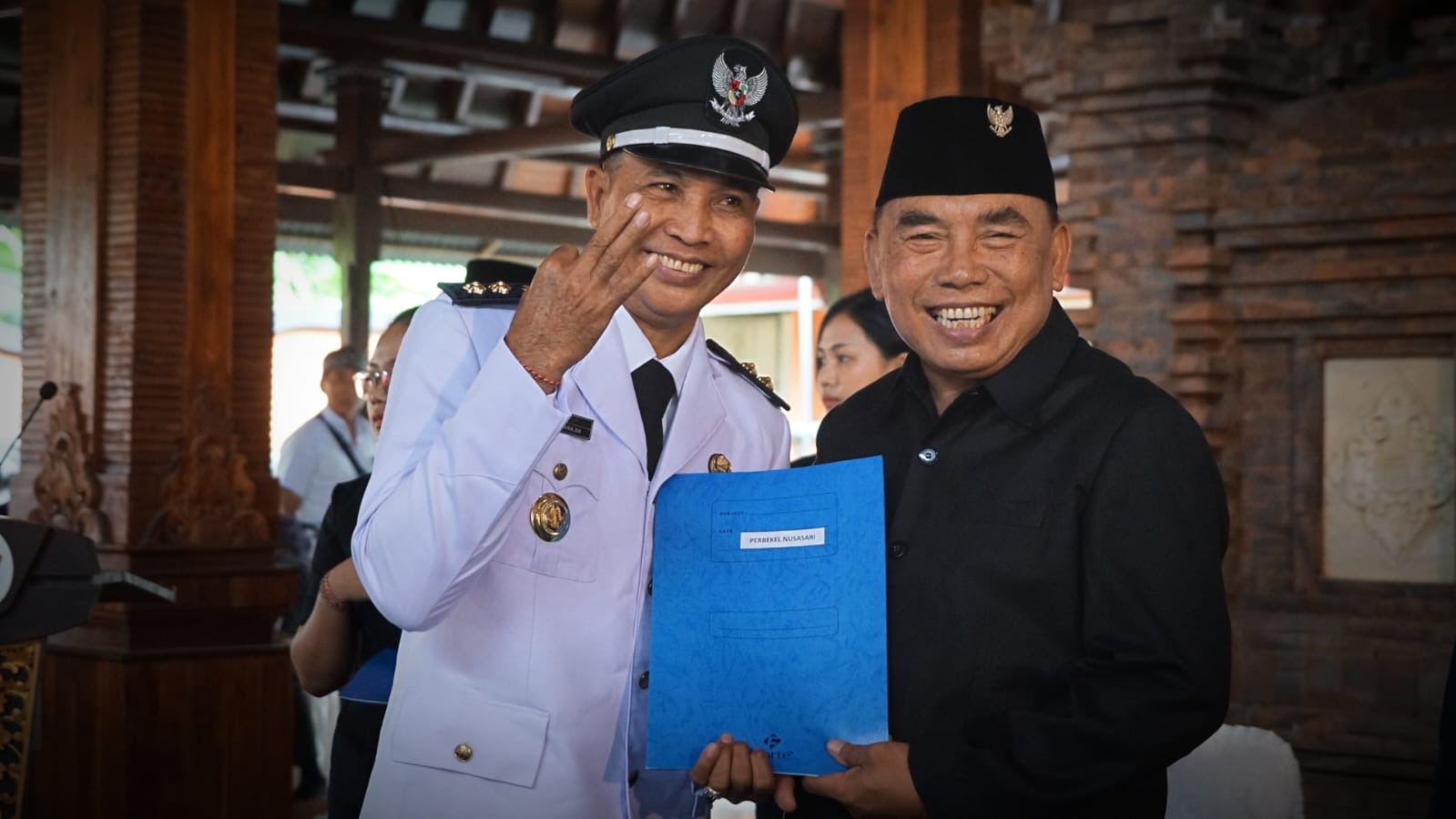 Bupati Jembrana Nengah Tamba menyerahkan SK perpanjangan masa jabatan Kepala Desa di Gedung Mendopo Kesari, Negara.