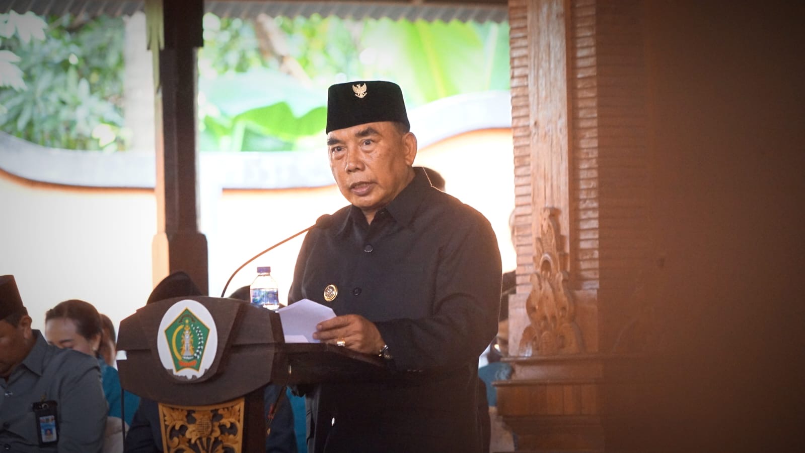Bupati Jembrana I Nengah Tamba memberikan sambutan dalam acara penyerahan SK perpanjangan masa jabatan Kepala Desa di Gedung Mendopo Kesari, Negara.