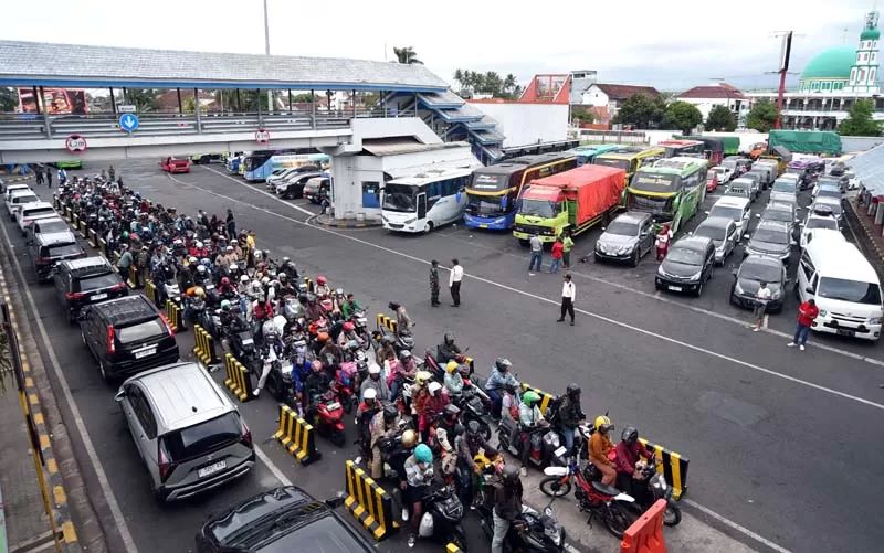 Akibat cuaca buruk antrean kendaraan di Pelabuhan Ketapang Banyuwangi tidak hanya didominasi mobil saja namun sepeda motor juga antre berjam-jam.