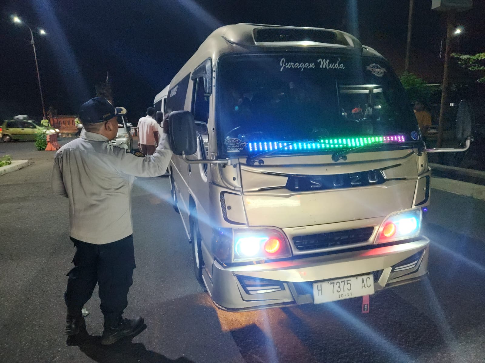 Petugas gabungan dari BPTD Kelas II Bali, Polres Jembrana dan Dinas Perhubungan Jembrana saat melakukan raziankendaraan di Terminal Tipe C Gilimanuk, Selasa (25/6/2024).