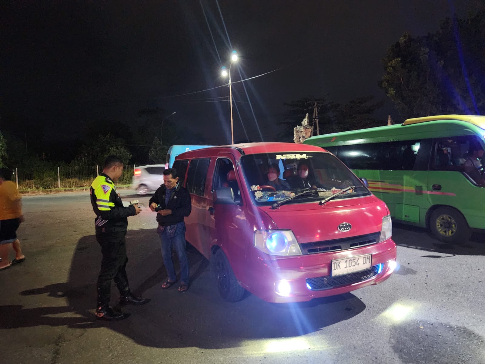 Petugas gabungan dari BPTD Kelas II Bali, Polres Jembrana dan Dinas Perhubungan Jembrana saat melakukan raziankendaraan di Terminal Tipe C Gilimanuk, Selasa (25/6/2024).