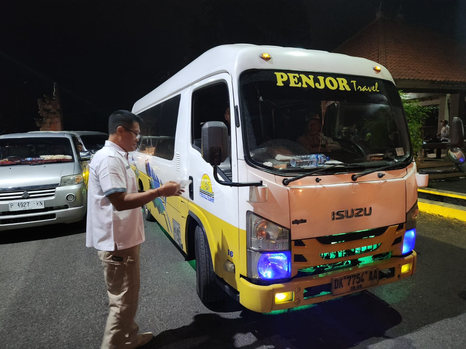 Petugas gabungan dari BPTD Kelas II Bali, Polres Jembrana dan Dinas Perhubungan Jembrana saat melakukan raziankendaraan di Terminal Tipe C Gilimanuk, Selasa (25/6/2024).