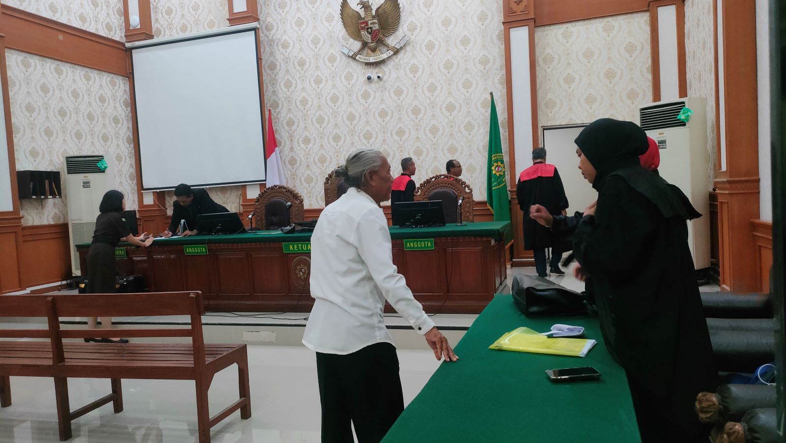 Mantan Ketua Lembaga Perkreditan Desa (LPD) Desa Adat Tamblang, Kubutambahan, Buleleng, I Ketut Rencana dituntut 8 tahun penjara.