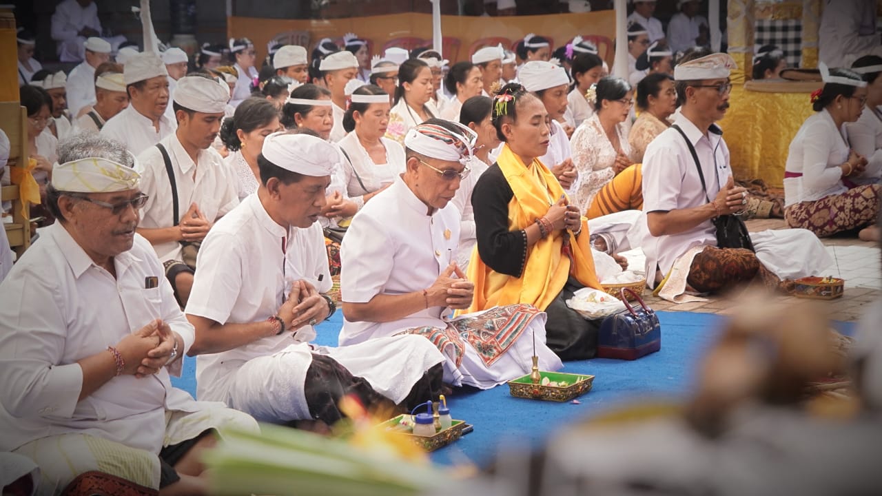 Upacara Rsi Bojana yang Digelar di Pura Majapahit Desa Baluk Jembrana.