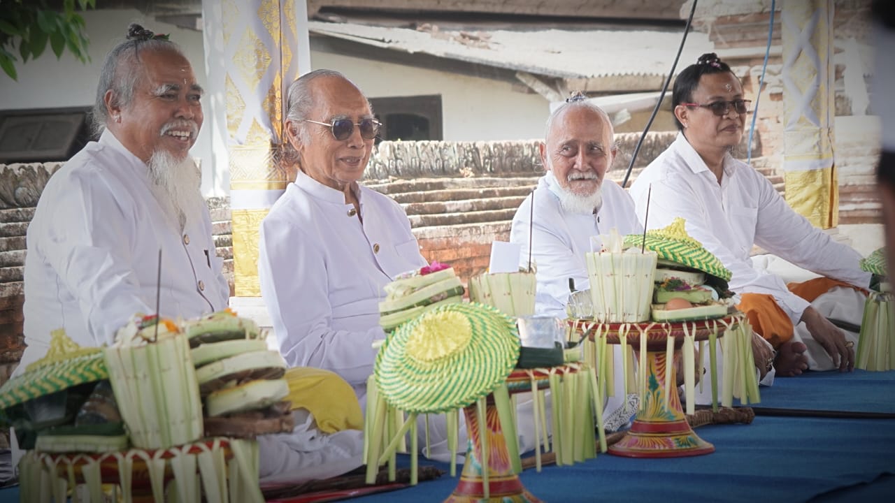 Upacara Rsi Bojana yang Digelar di Pura Majapahit Desa Baluk Jembrana.