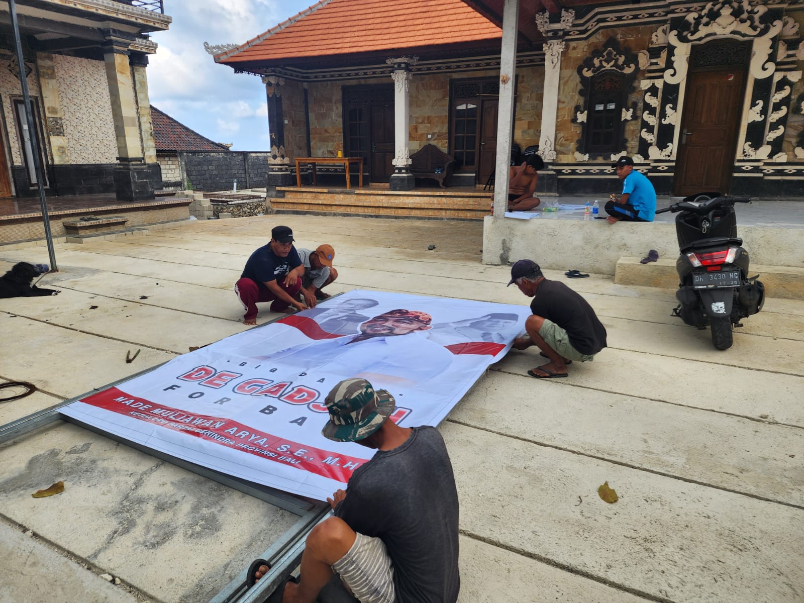 DUKUNGAN : Salah satu baliho De Gadjah di sudut Kabupaten Klungkung.