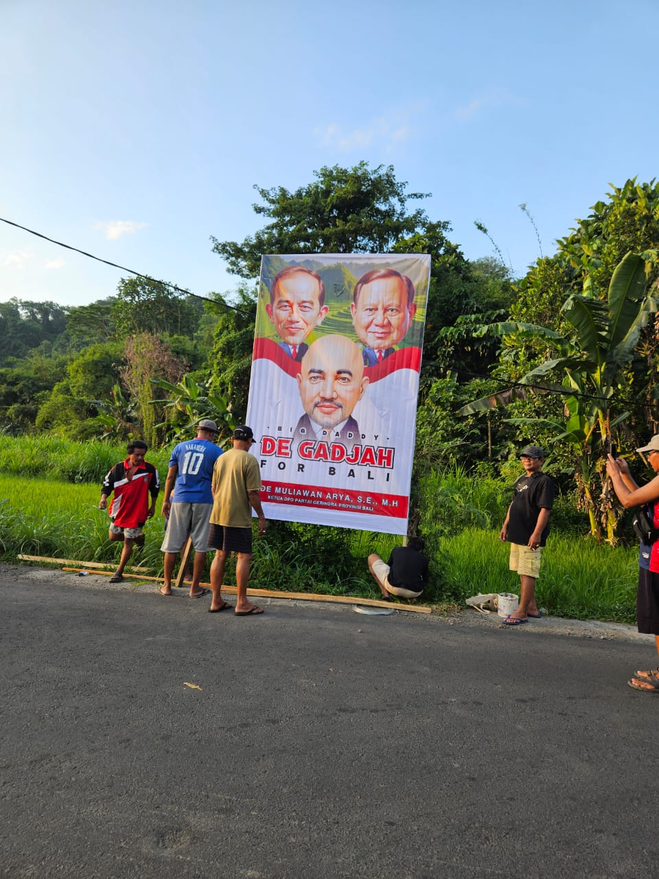 DUKUNGAN : Salah satu baliho De Gadjah di sudut Kabupaten Klungkung.