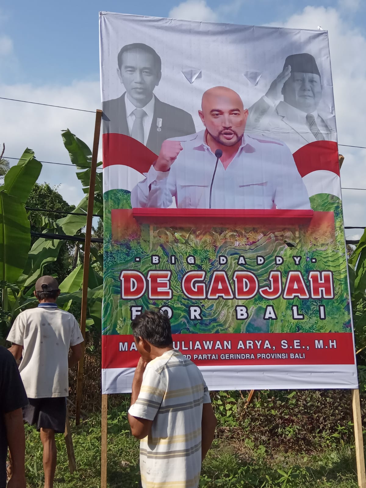 DUKUNGAN : Salah satu baliho De Gadjah di sudut Kabupaten Klungkung.