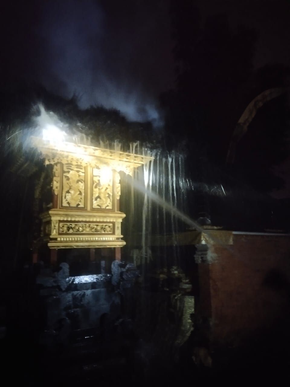 Pemadaman kebakaran Bale Pesamuan Arya Kenceng di Klungkung Bali.