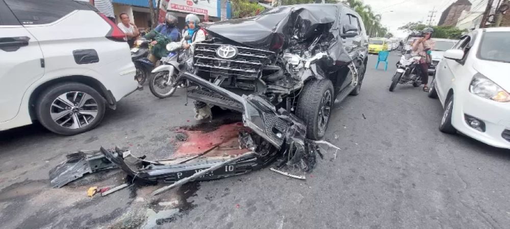 Mobil Fortuner picu kecelakaan  beruntun di Jember Jatim rusak parah.