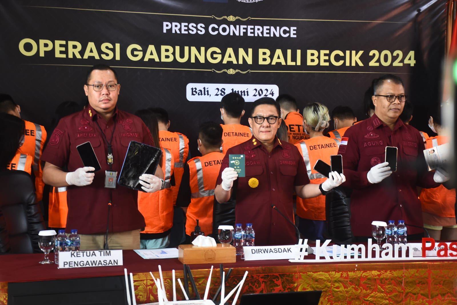 Imigrasi menggelar jumpa pers terkait penangkapan 103 warga negara asing (WNA) di  Tabanan Bali.