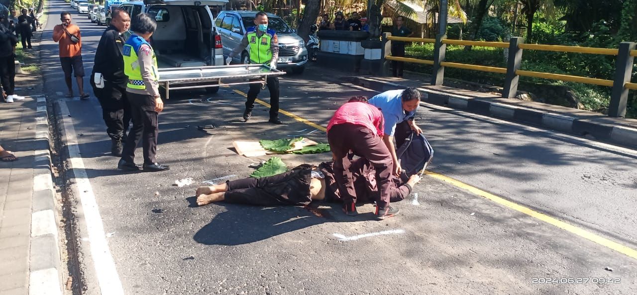 Tim medis bersama polisi mengevakuasi korban tewas kecelakaan di Bonian, Tabanan Bali.