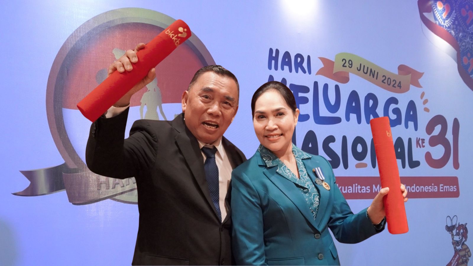 Bupati Jembrana, I Nengah Tamba&nbsp; beserta istri Ny Candrawati Tamba selaku Ketua TP PKK Kabupaten Jembrana usai menerima penghargaan Manggala Karya Kencana.