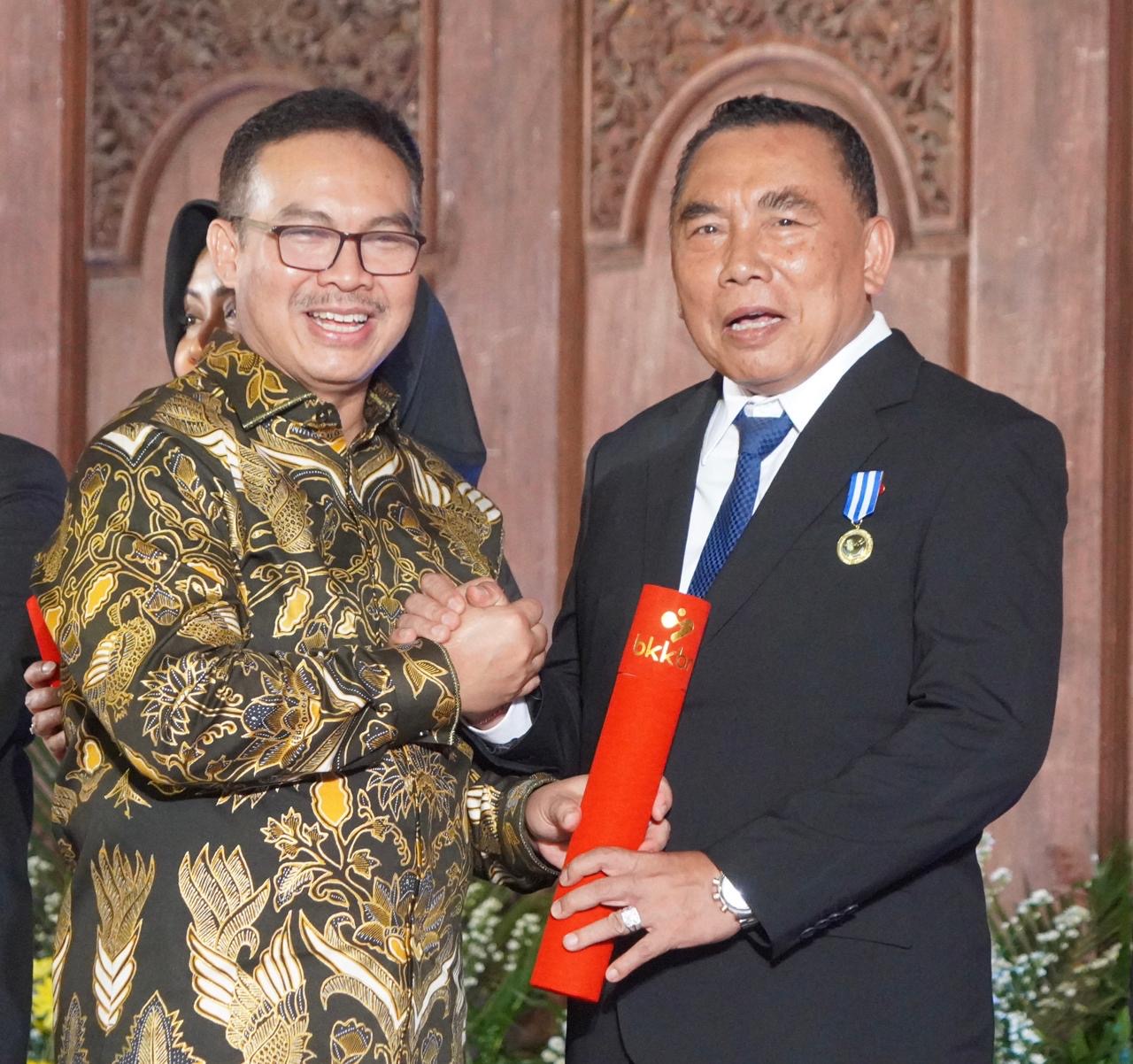 Bupati Jembrana, I Nengah Tamba&nbsp; beserta menerima penghargaan Manggala Karya Kencana dari Kepala BKKBN RI Hasto Wardoyo.