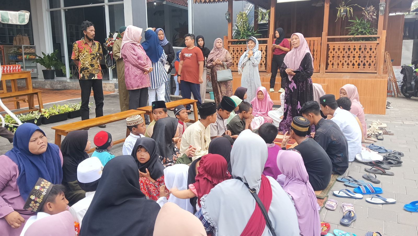 Dewi Supriani bersama keluarga berbagi kebahagiaan dengan ratusan anak yatim piatu lintas agama di Jembrana.