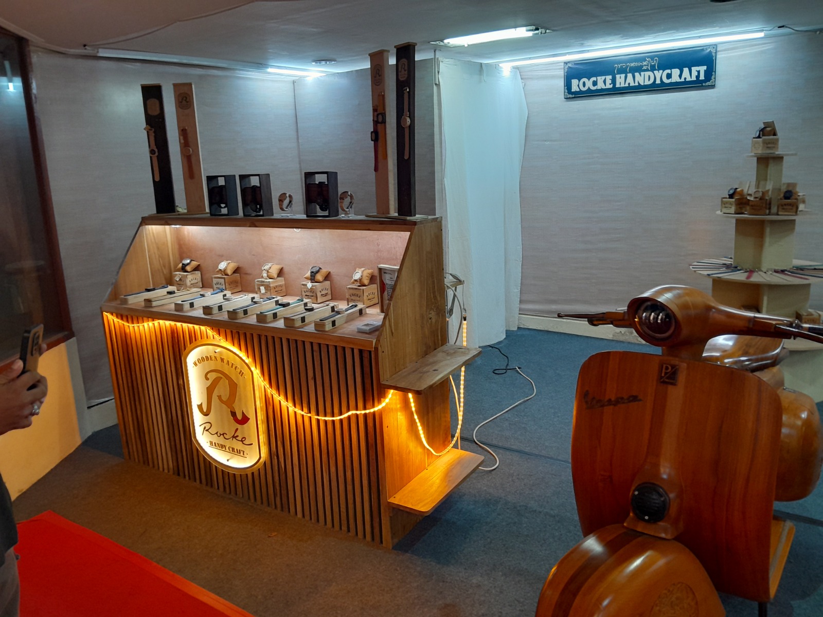 karya unik berupa Vespa Kayu yang dibuat Rocke Handy Craft, Jembrana