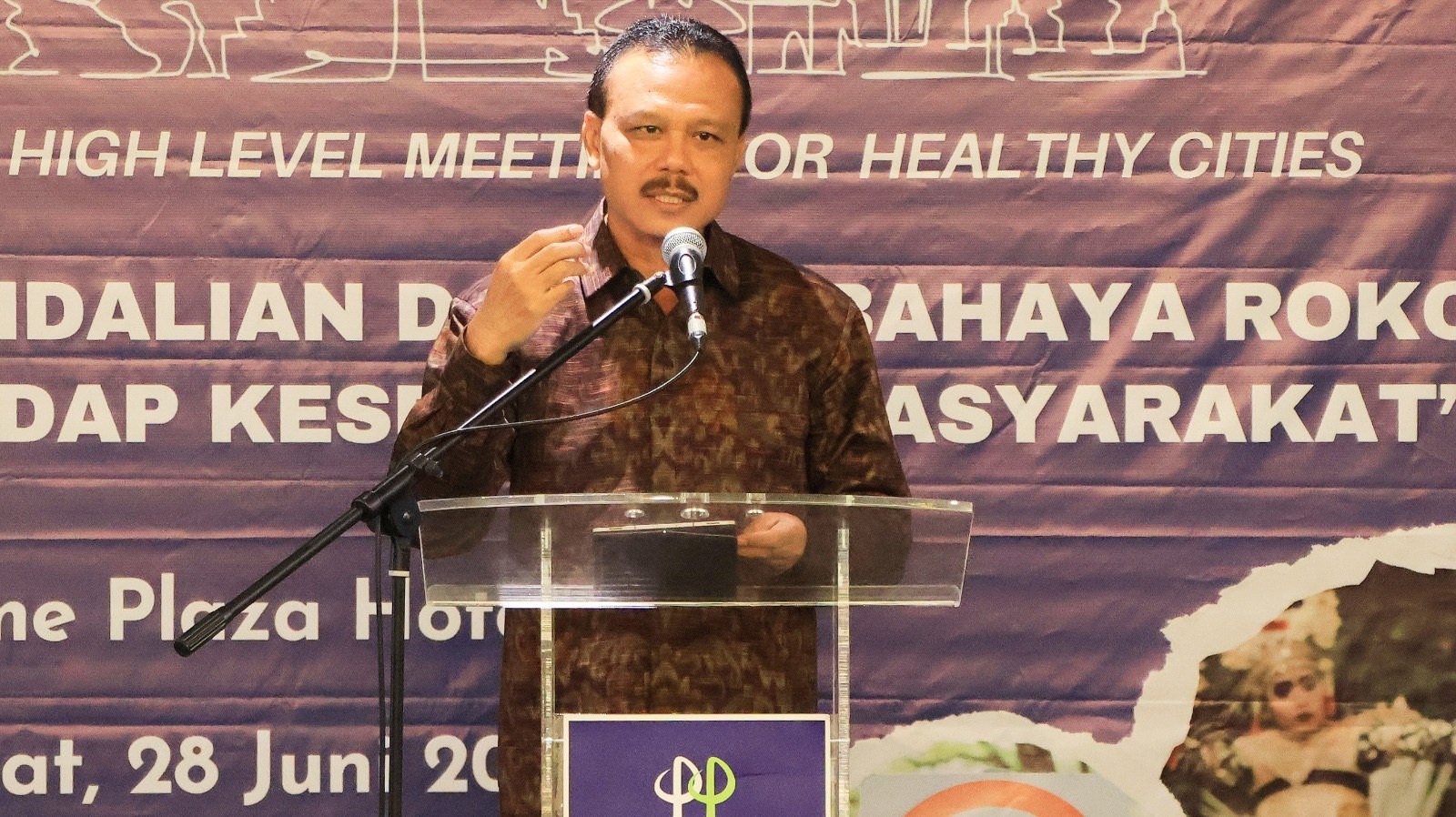 CEGAH:&nbsp;Sekretaris Daerah Provinsi Bali Dewa Made Indra saat menghadiri acara Bali High Level Meeting For Healthy Cities dengan Tema &ldquo;Pengendalian Dampak Bahaya Rokok Terhadap Kesehatan Masyarakat&rdquo;
