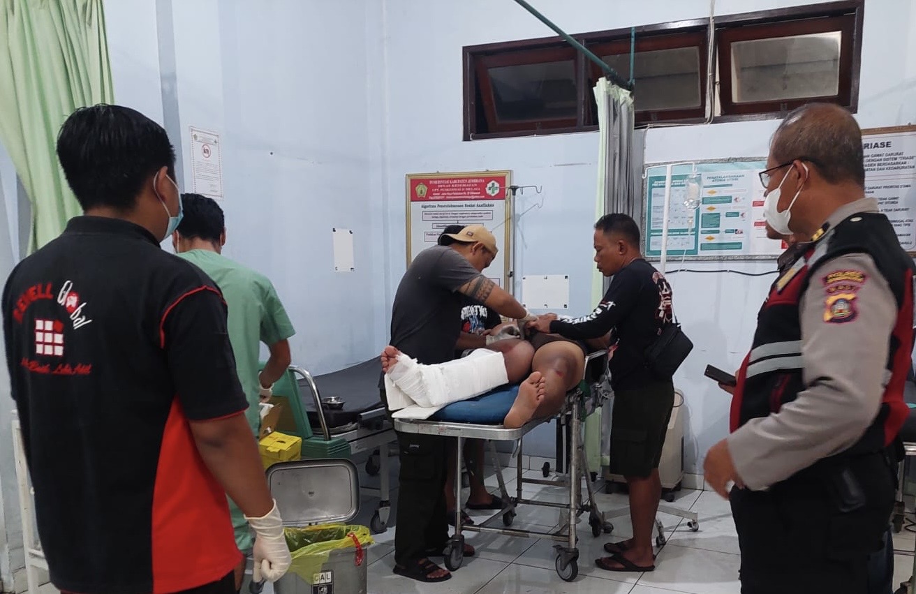 Andri Fikri Saputra,22 yang merupakan korban terlindas bus, saat dievakuasi ke Puskesmas Gilimanuk.
