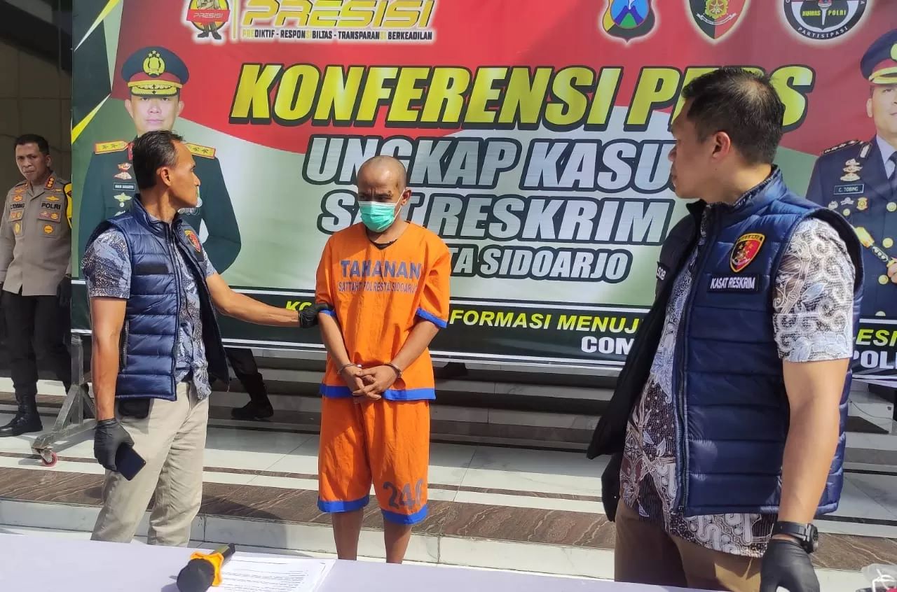 Nizar tersangka pembunuhan perempuan dan bayinya di Sidoarjo dihadirkan di konferensi pers.