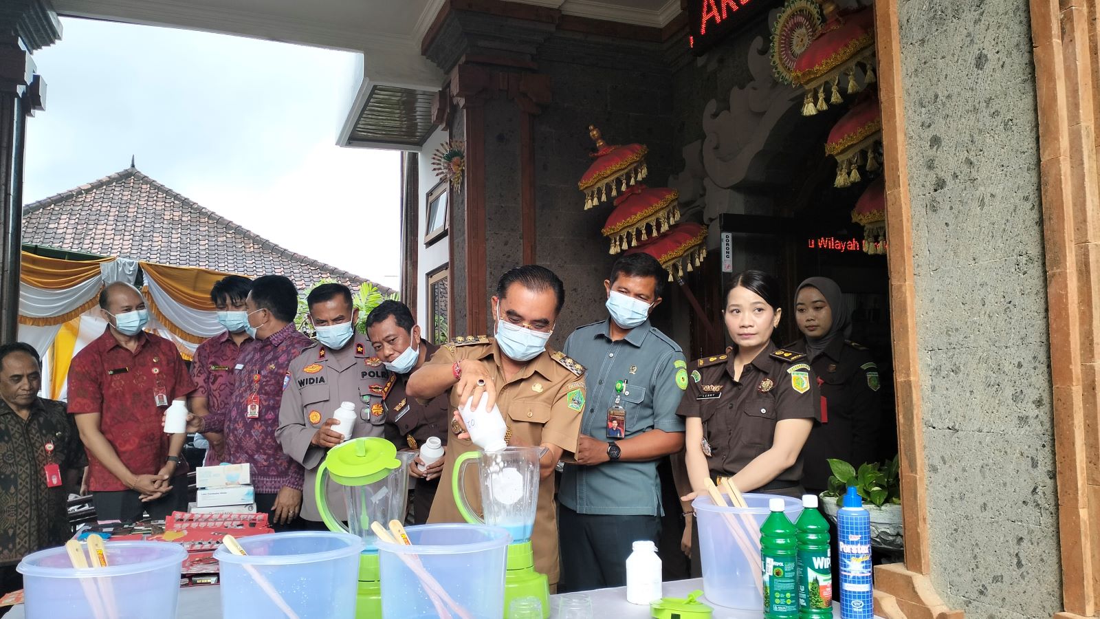 Kejari Tabanan memusnahkan barang bukti dengan cara diblender dan dibakar.