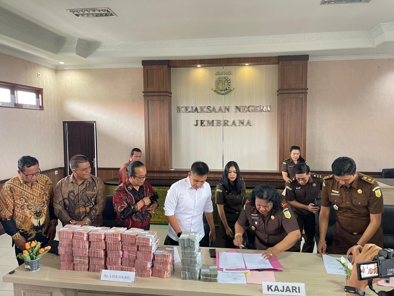 I Gede Ngurah Patriana Krisna (Ipat) saat menyerahkan uang pengganti dan denda kasus korupsi yang menjerat I Gede Winasa, Rabu (3/7/2024).