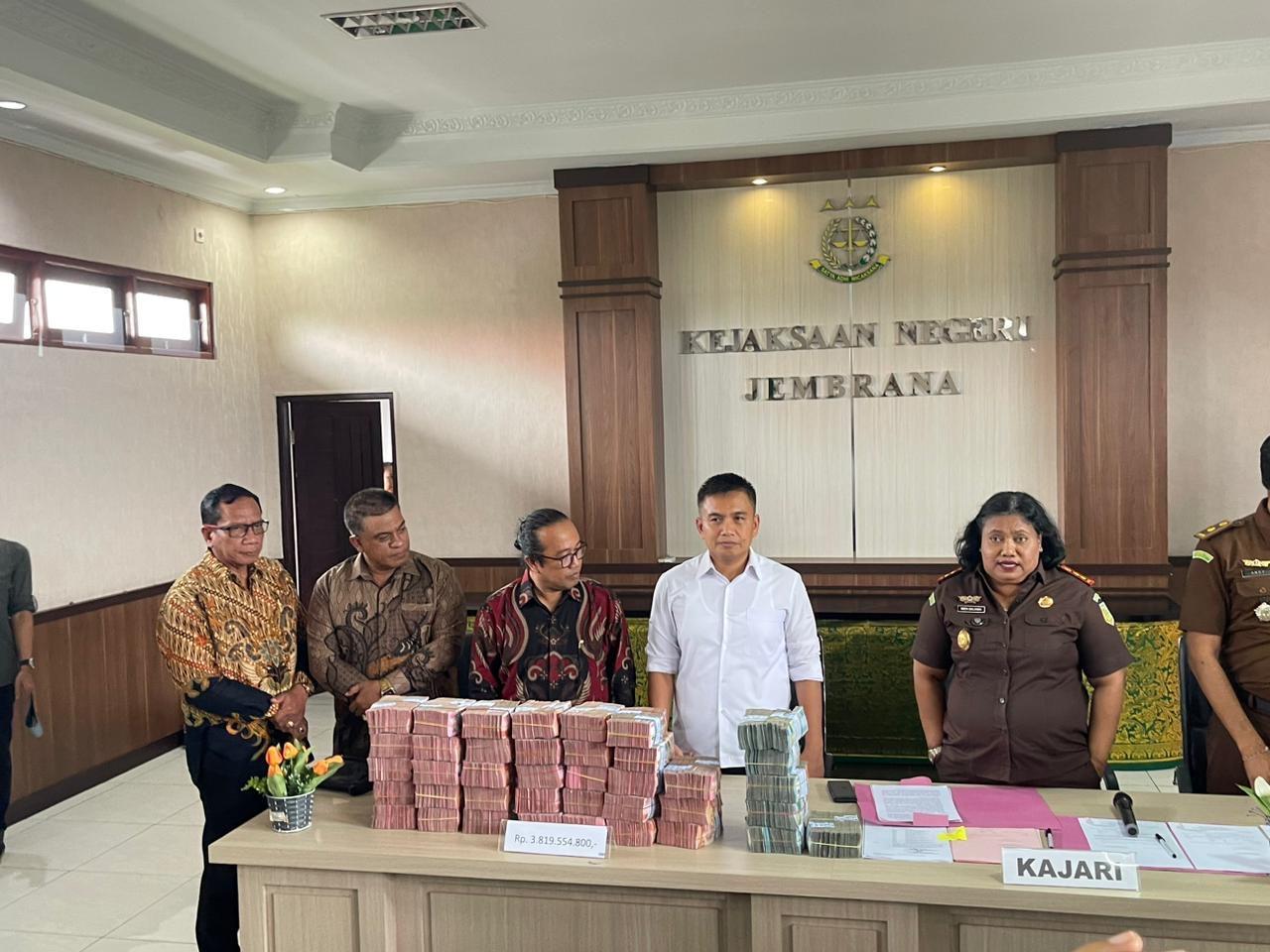 Penyerahan  uang pengganti dan denda kasus korupsi yang menjerat mantan Bupati Jembrana (2000-2010) I Gede Winasa ke Kejari Negara, Rabu (3/7/2024).