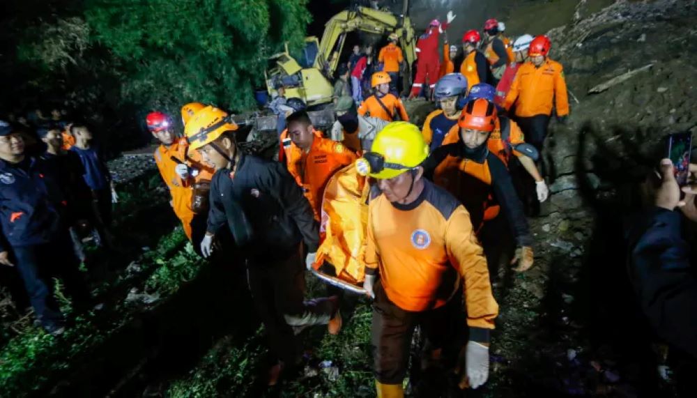 Tim penyelamat mengevakuasi jasad bapak dan anak korban tewas tertimpa tembok ambrol di Solo.
