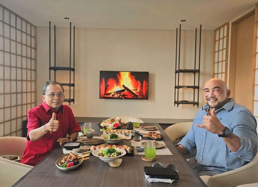 Ketua DPD PDIP Bali Wayan Koster dan Ketua DPD Gerindra Bali, I Made Muliawan Arya alias De Gadjah makan bareng di Renon Denpasar.