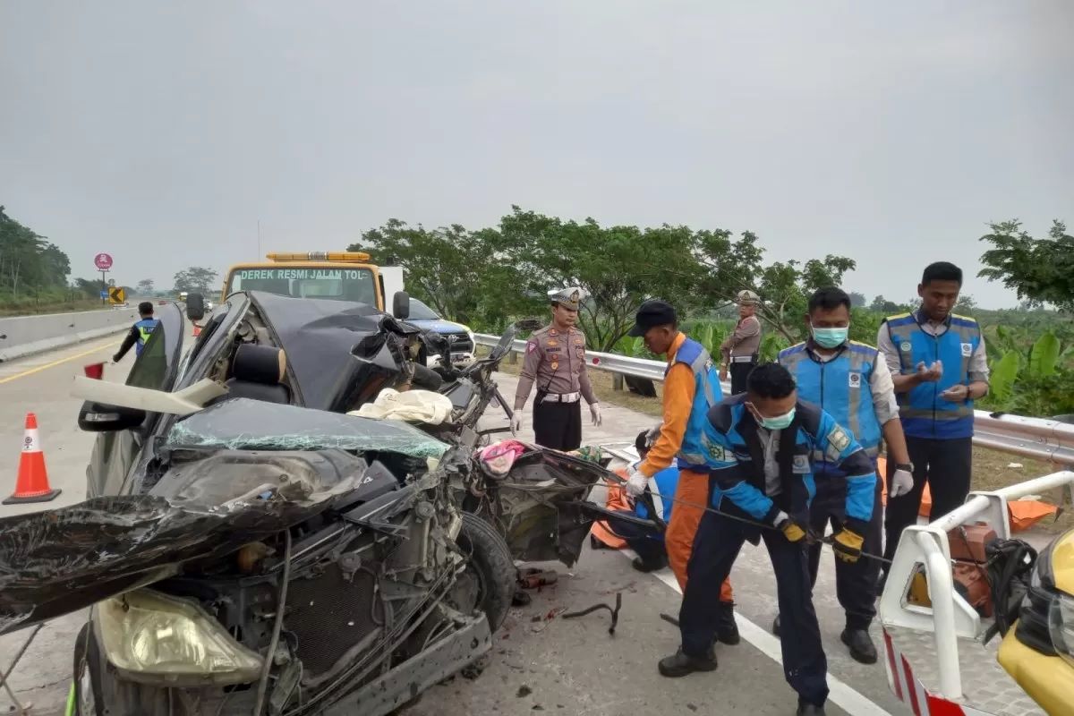Kijang Innova ringsek setelah kecelakaan menabrak truk yang bergerak satu arah di Tol Batang-Semarang, Jateng.