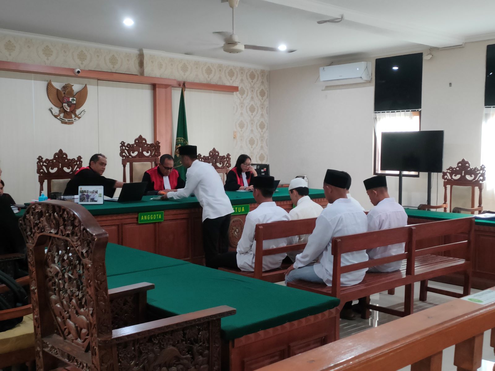 Enam pesilat PSHT menyampaikan pembelaan setelah dituntut 17 tahun penjara kasus pembunuhan Adhi Putra Krismawan.