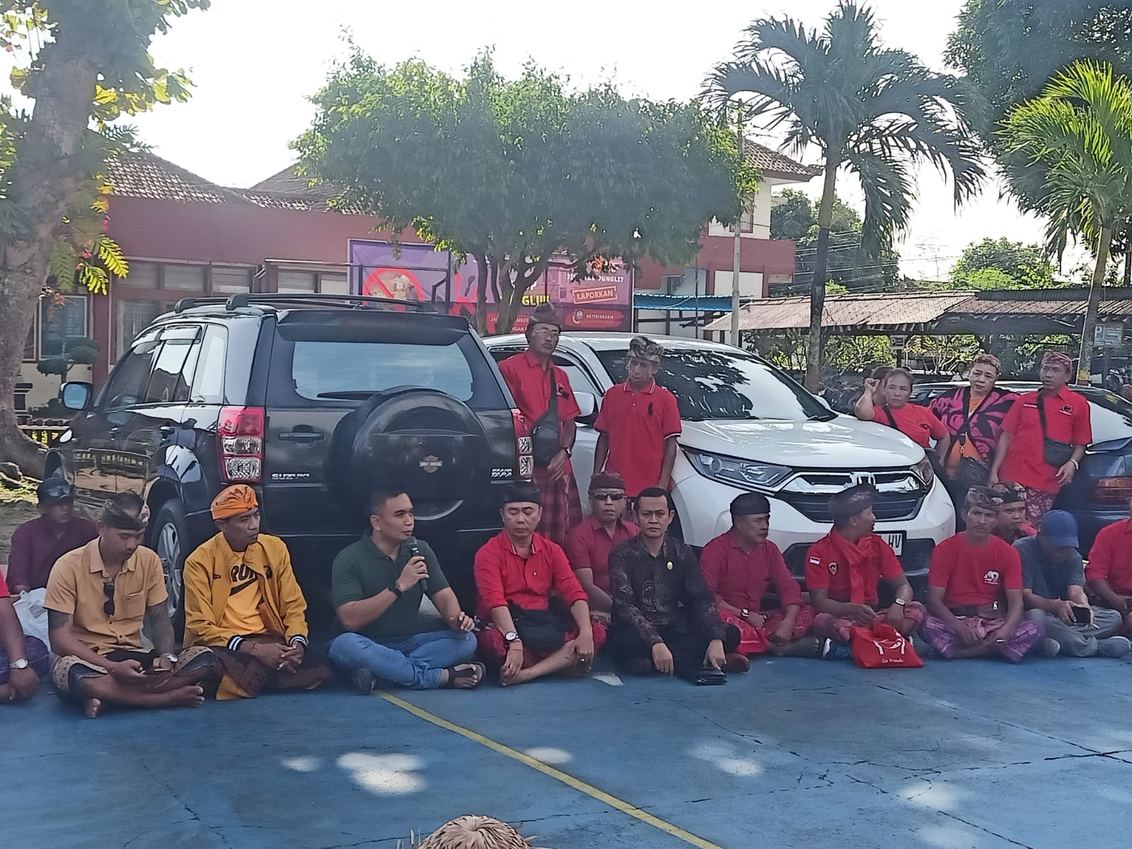 I Gede Ngurah Patriana Krisna (pegang mic) memberikan penjelasan dan apresiasi kepada simpatisan I Gede Winasa yang berkumpul sejak pagi hari di halaman Rutan Kelas II B Negara, Jumat (5/7/2024).