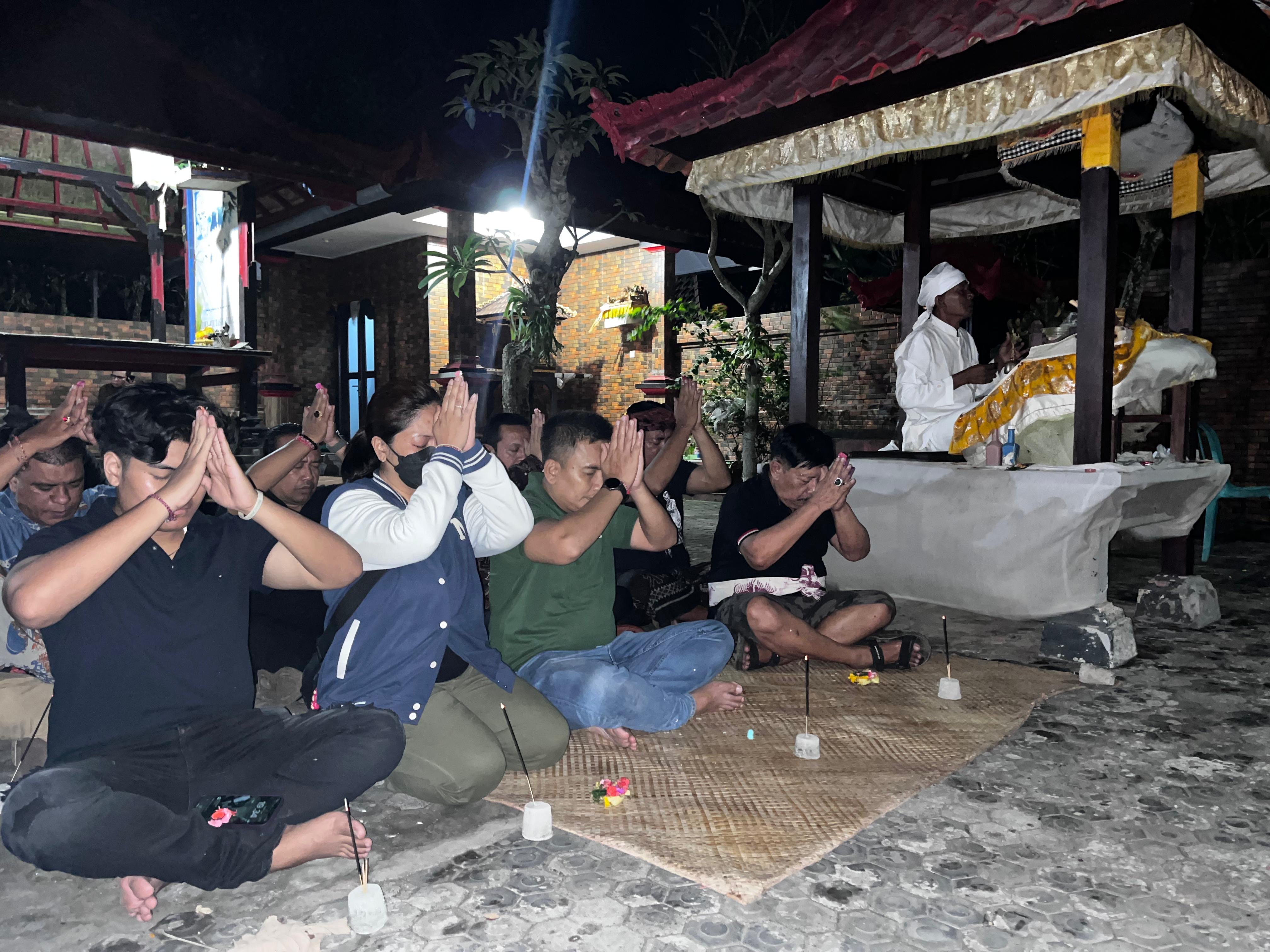 I Gde Winasa melakukan persembahyangan di Pura Segara Yeh Kuning, Mendoyo bersama ipat dan istrinya, Jumat (5/7/2024).