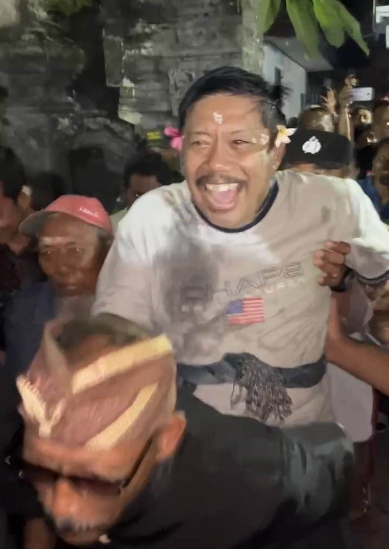 Mantan Bupati Jembrana I Gede Winasa saat digendong oleh I Ketut Tirta salah seorang simpatisan asal Kecamatan Melaya, Jumat (5/7/2024).