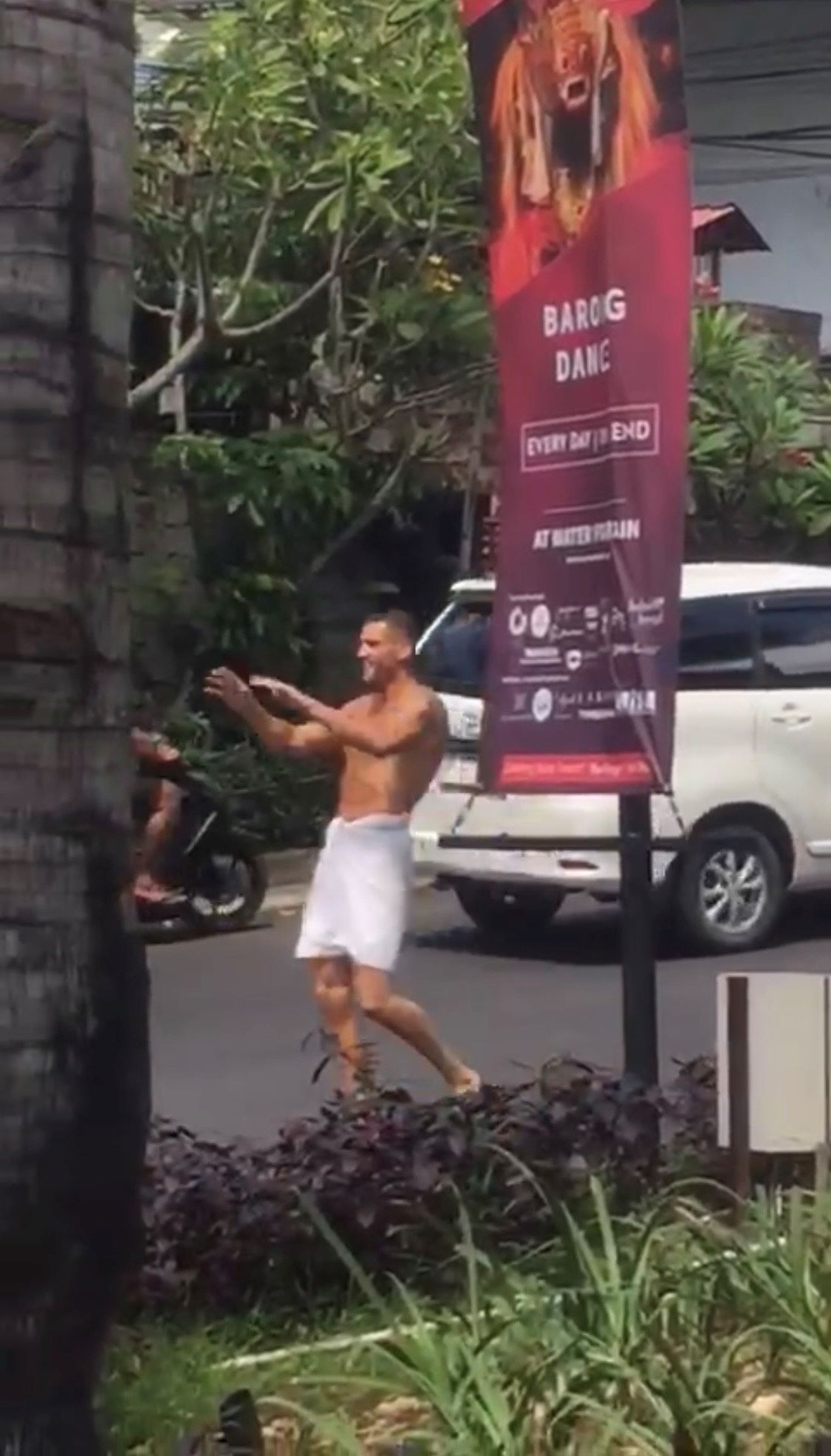 Seorang WNA ngamuk dan menantang warga berkelahi di Jimbaran Kuta Selatan Bali.