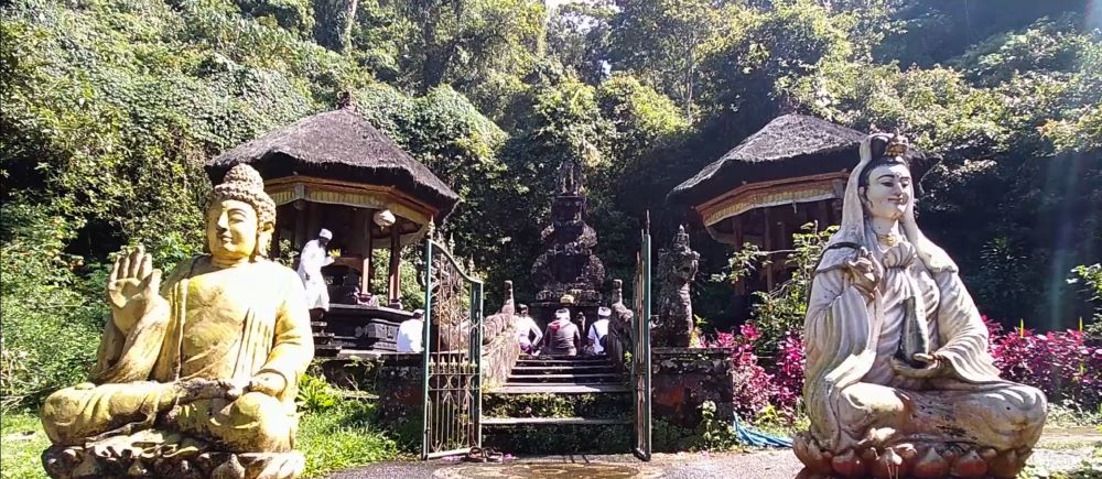 Pura Siwa Budha di Desa Adat Kembang Merta, Baturiti, Tabanan yang muncul setelah ditemukannya keris pusaka Pasupati.