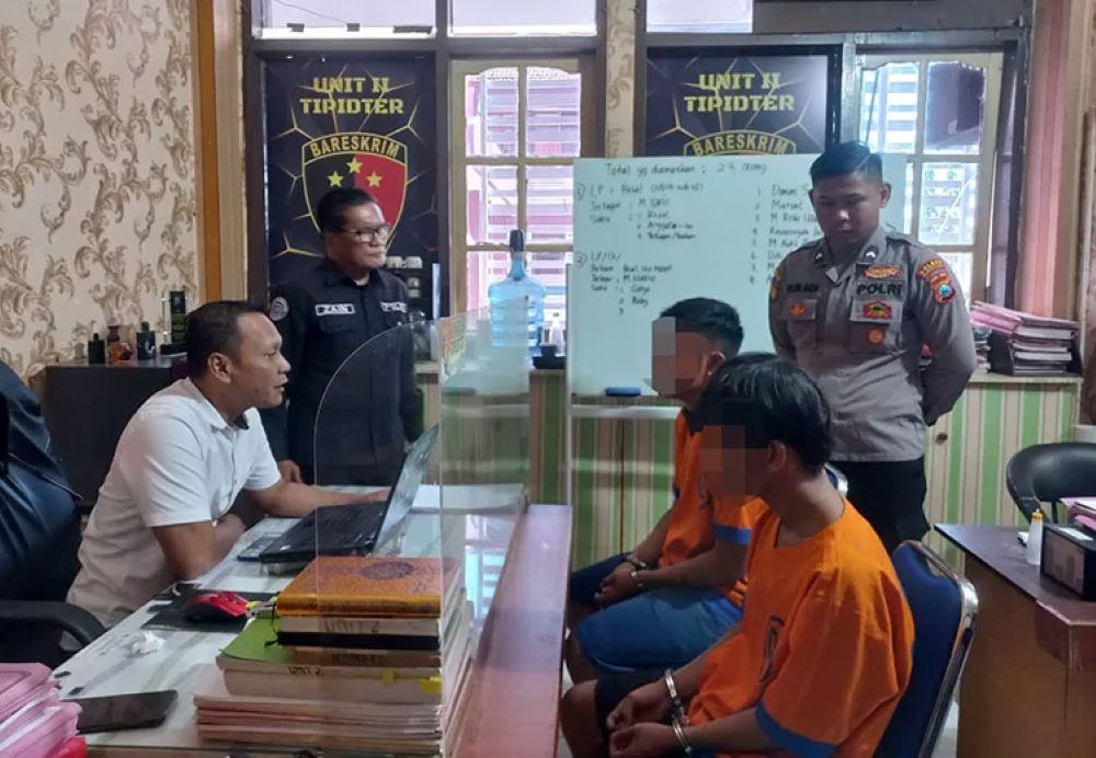 Tersangka HF, warga Kecamatan Mayangan, Kota Probolinggo dan MB, warga Kecamatan Tempeh, Kabupaten Lumajang, saat diperiksa penyidik Polres Probolinggo Kota kasus penganiayaan polisi.
