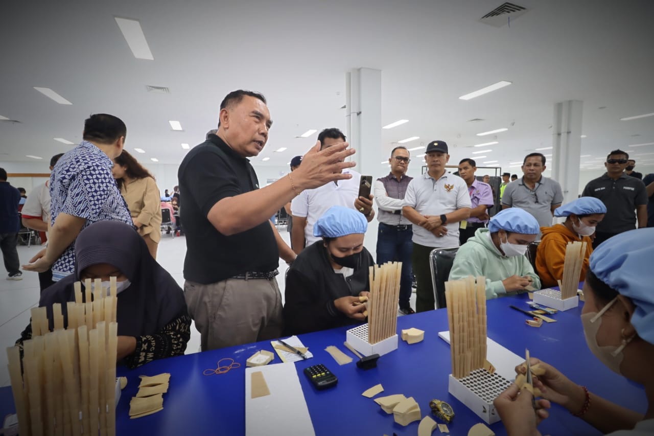 Bupati Jembrana I Nengah Tamba saat berkunjung ke pabrik PT Mitra Produn di Desa Penyaringan, Kecamatan Mendoyo, Jumat (5/7/2024).