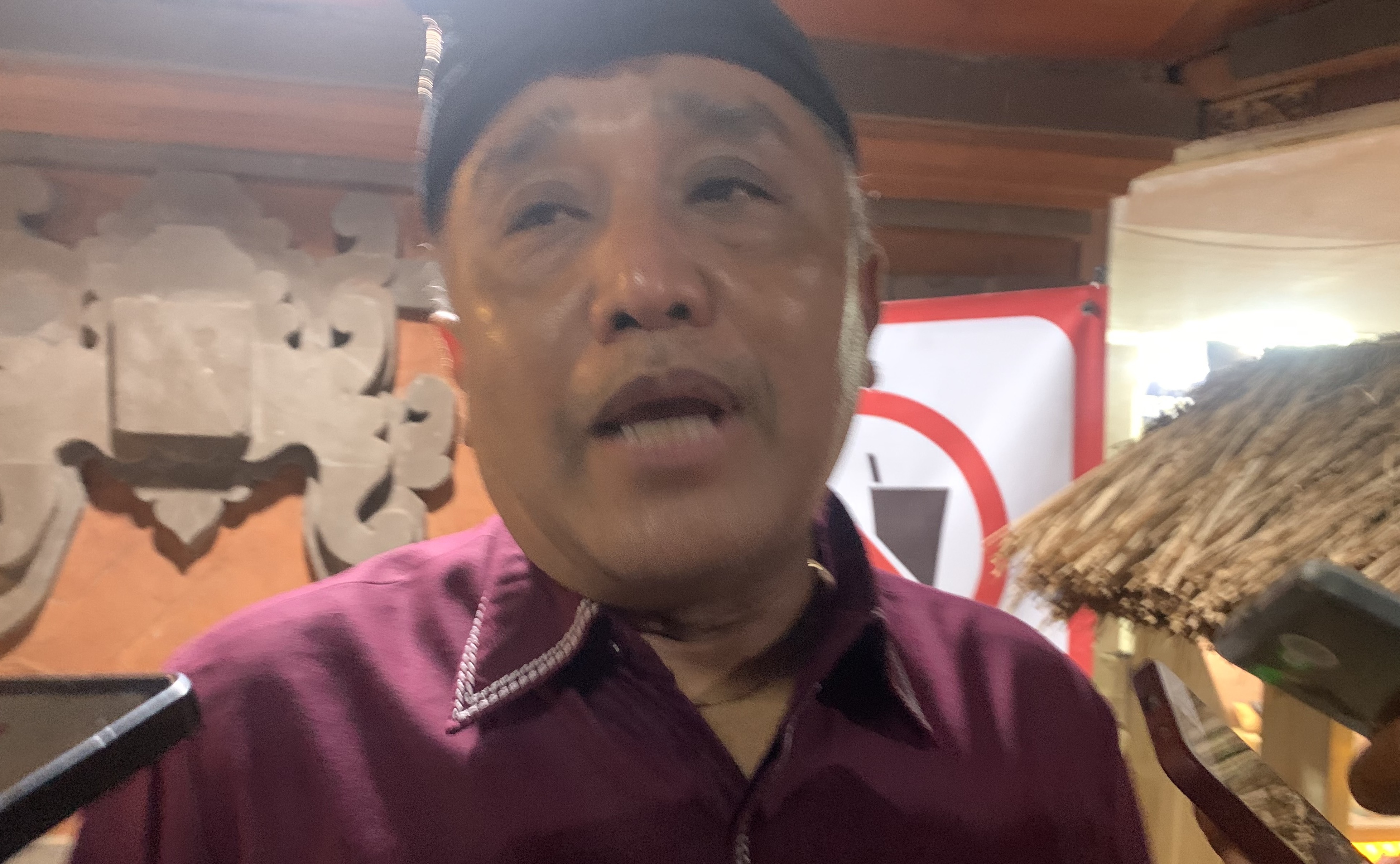 KASUS: Ketua KPU Bali&nbsp;I Dewa Agung Gede Lidartawan saat diwawancara usai perilisan jingle di Art Center, Jumat (5/7) malam.