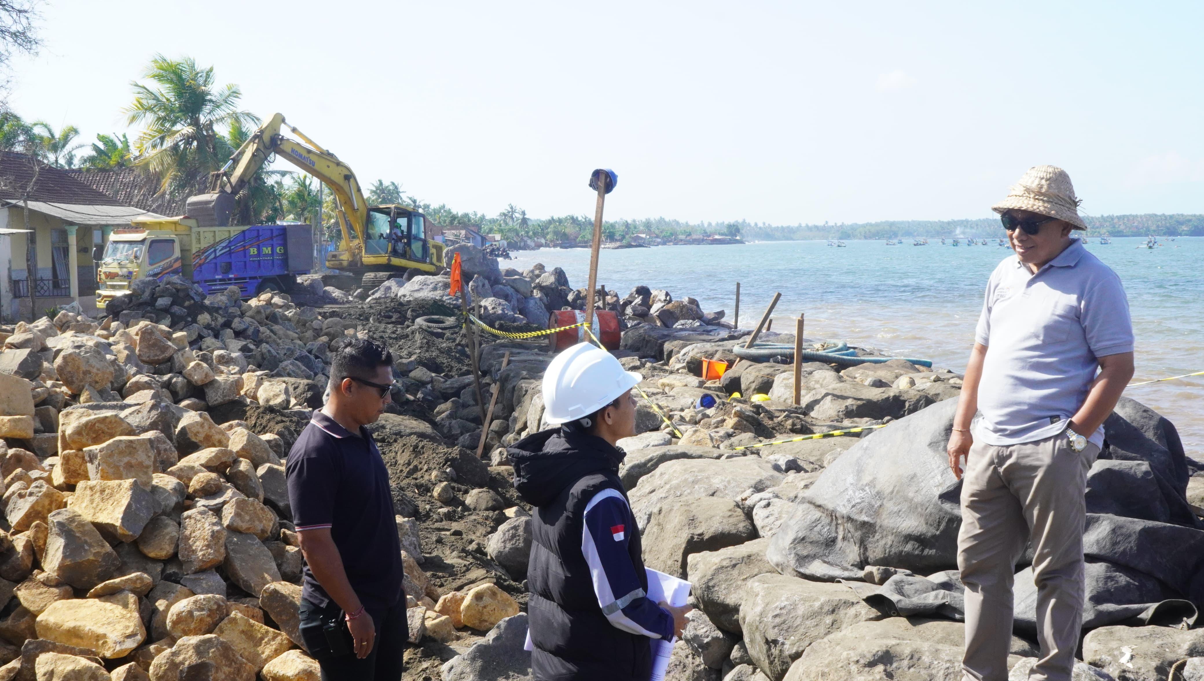 Bupati Jembrana I Nengah Tamba meninjau proyek revetment pesisir pantai Pebuahan.
