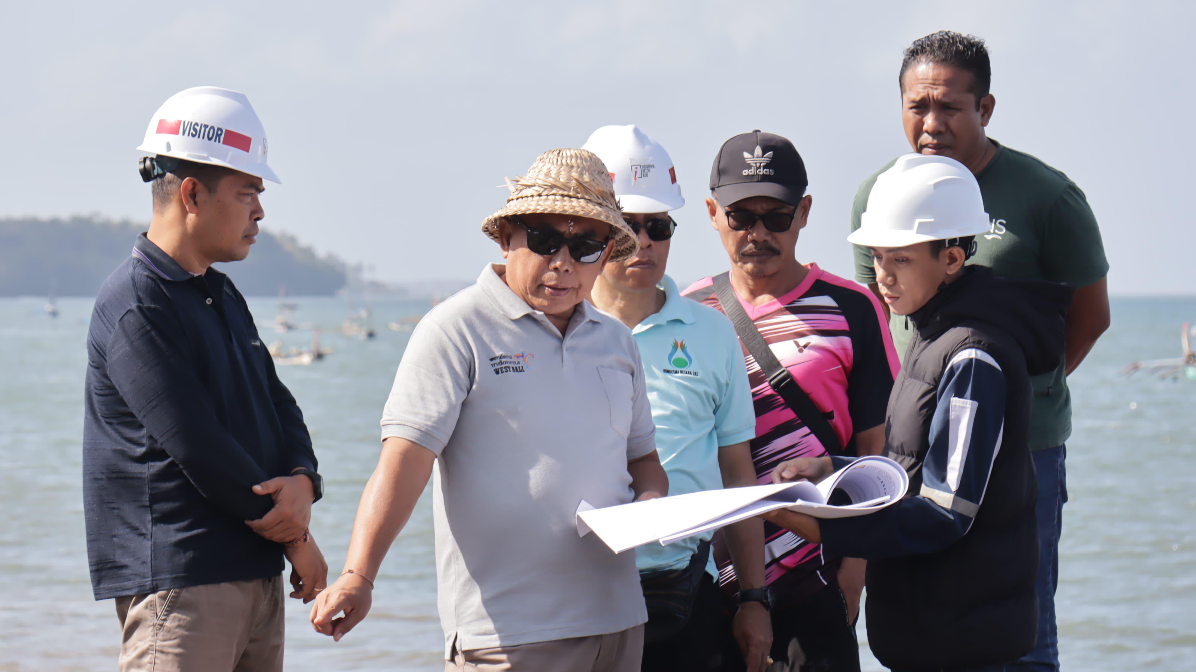 Bupati Jembrana I Nengah Tamba meninjau proyek revetment pesisir pantai Pebuahan.